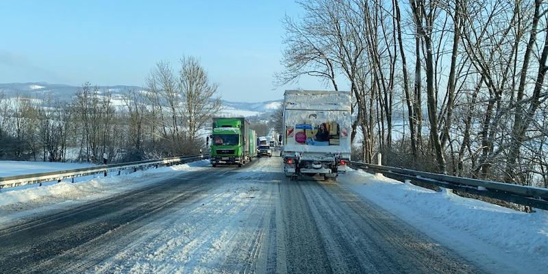 Stau bei Negenborn: Mehrere Lkws kommen den Kratzeberg nicht hoch 